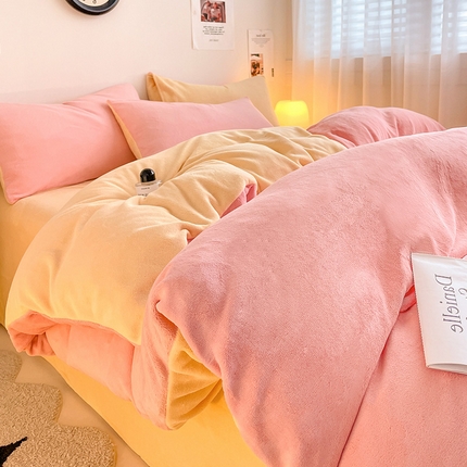 91家纺网 家纺一手货源 找家纺 眠帛家居 2023新款加厚牛奶绒双拼四件套 奶油粉-奶黄