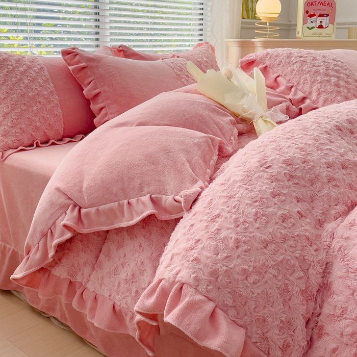 91家纺网 家纺一手货源 找家纺 金米诺 2024新款加厚保暖韩式双层花边玫瑰兔绒系列四件套 粉玉