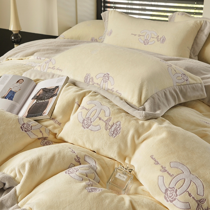 91家纺网 家纺一手货源 找家纺 榻尚家居 2023秋冬新款高克重牛奶绒四件套--闻香系列 闻香 鹅暖黄
