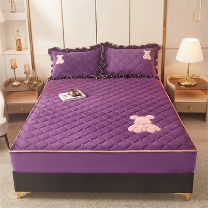 91家纺网 家纺一手货源 找家纺 屹成 2024新款亲肤水晶绒夹棉单床笠-小熊款 高贵紫