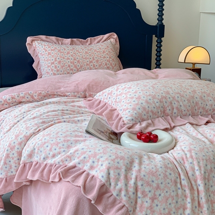 91家纺网 家纺一手货源 找家纺 春光里-2023新款高克重花边款直播热卖牛奶绒四件套 小雏菊-粉