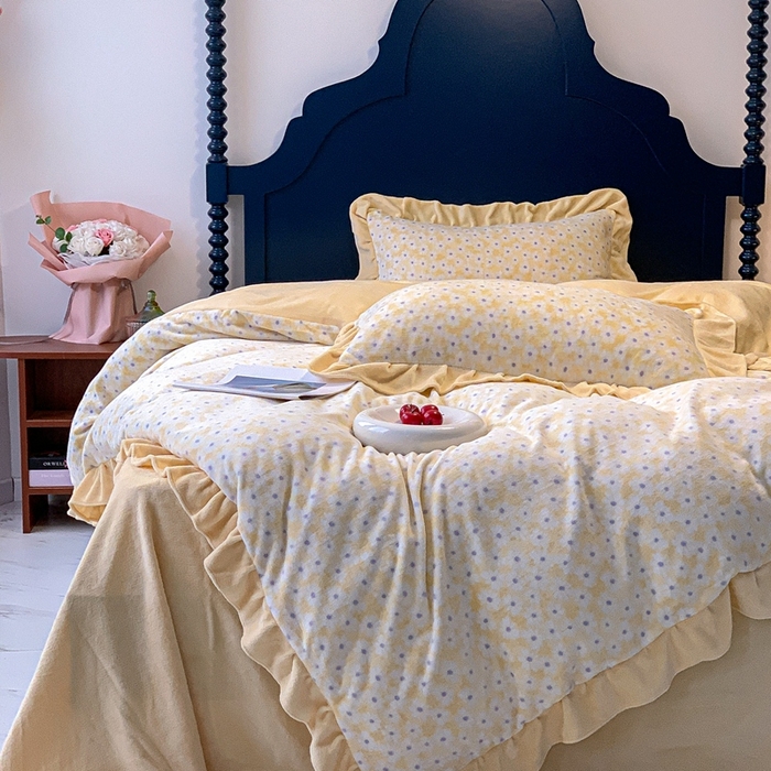 91家纺网 家纺一手货源 找家纺 春光里-2023新款高克重花边款直播热卖牛奶绒四件套 小雏菊-米黄