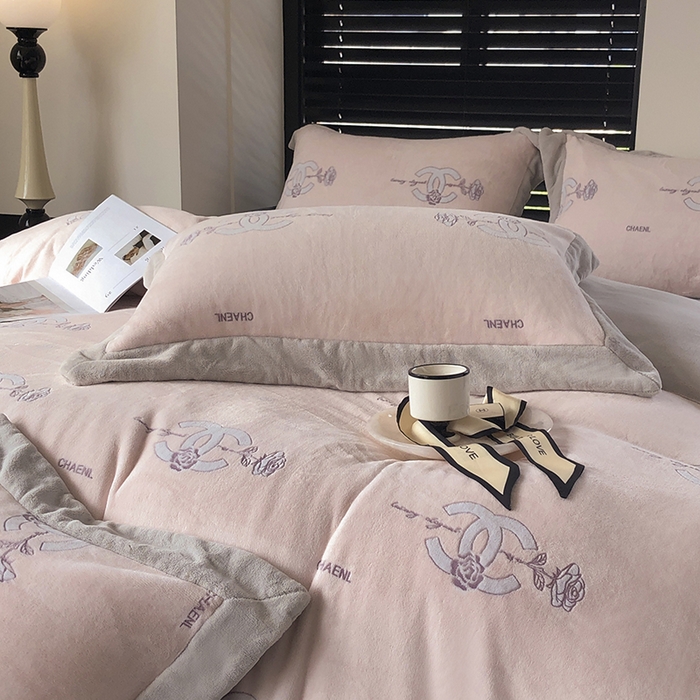 91家纺网 家纺一手货源 找家纺 榻尚家居 2023秋冬新款高克重牛奶绒四件套--闻香系列 闻香 微醺粉