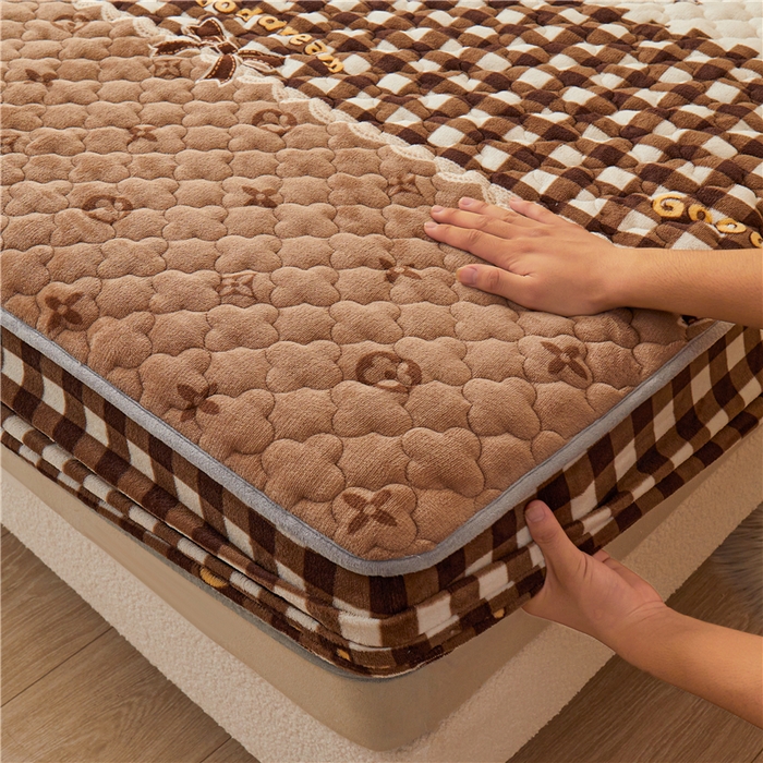 91家纺网 家纺一手货源 找家纺 喜居 2023新款a类印花牛奶绒抗菌夹棉床笠床护垫 蝴蝶结