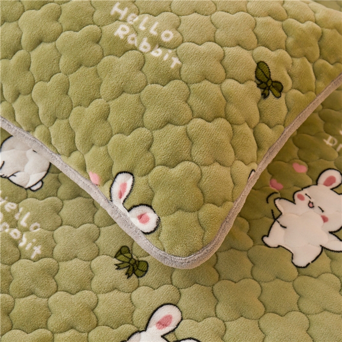 91家纺网 家纺一手货源 找家纺 喜居 2023新款a类印花牛奶绒抗菌夹棉床笠床护垫 甜蜜小兔