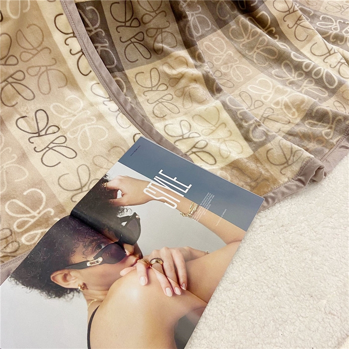 91家纺网 家纺一手货源 找家纺 卡奥2025AB版云貂绒毛毯法莱绒休闲盖毯沙发毯空调毯子贝尼丝