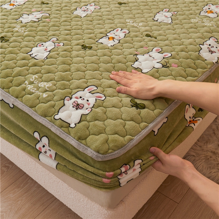 91家纺网 家纺一手货源 找家纺 喜居 2023新款a类印花牛奶绒抗菌夹棉床笠床护垫 甜蜜小兔