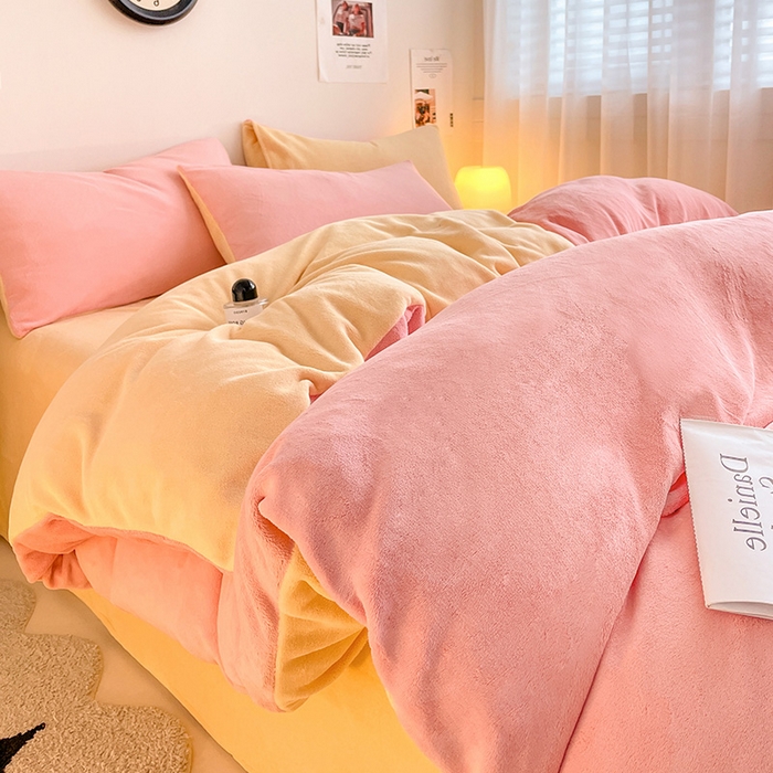 91家纺网 家纺一手货源 找家纺 眠帛家居 2023新款加厚牛奶绒双拼四件套 奶油粉-奶黄