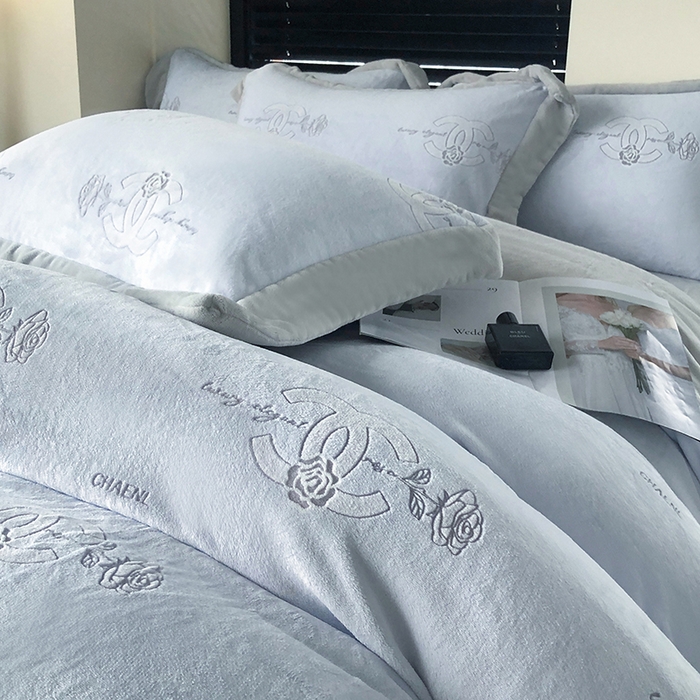 91家纺网 家纺一手货源 找家纺 榻尚家居 2023秋冬新款高克重牛奶绒四件套--闻香系列 闻香 晴山蓝