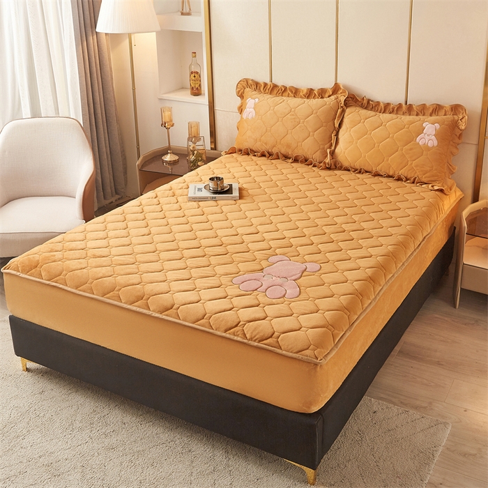 91家纺网 家纺一手货源 找家纺 屹成 2024新款亲肤水晶绒夹棉单床笠-小熊款 金驼