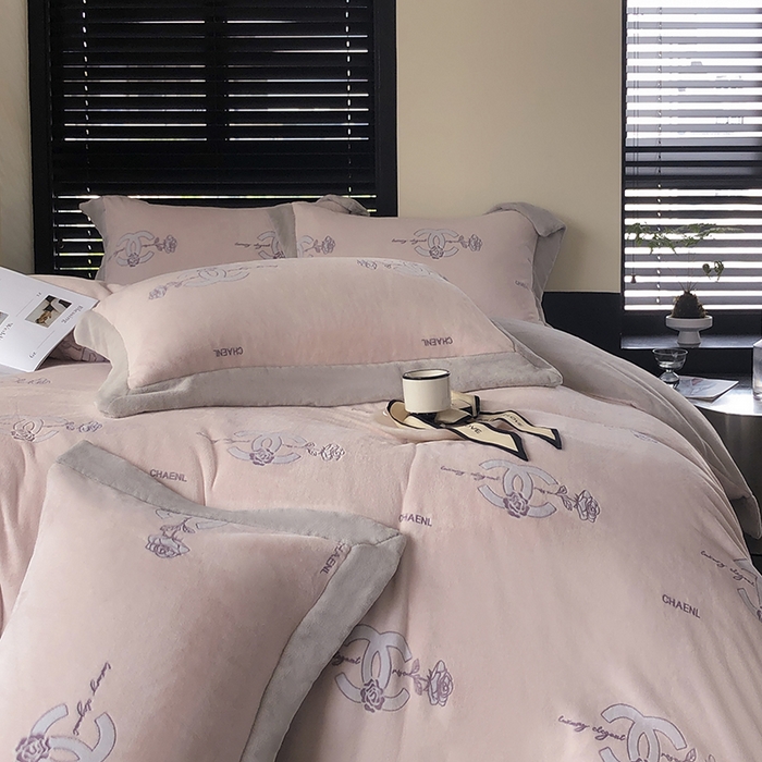 91家纺网 家纺一手货源 找家纺 榻尚家居 2023秋冬新款高克重牛奶绒四件套--闻香系列 闻香 微醺粉