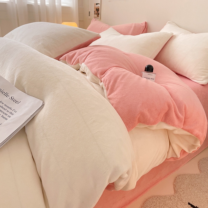 91家纺网 家纺一手货源 找家纺 眠帛家居 2023新款加厚牛奶绒双拼四件套 奶白-奶油粉