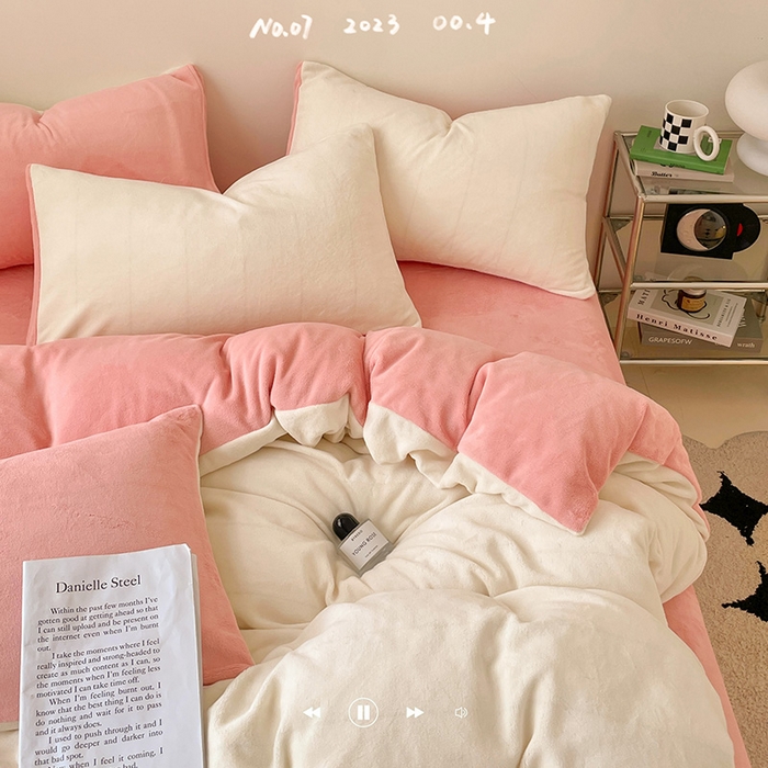 91家纺网 家纺一手货源 找家纺 眠帛家居 2023新款加厚牛奶绒双拼四件套 奶白-奶油粉