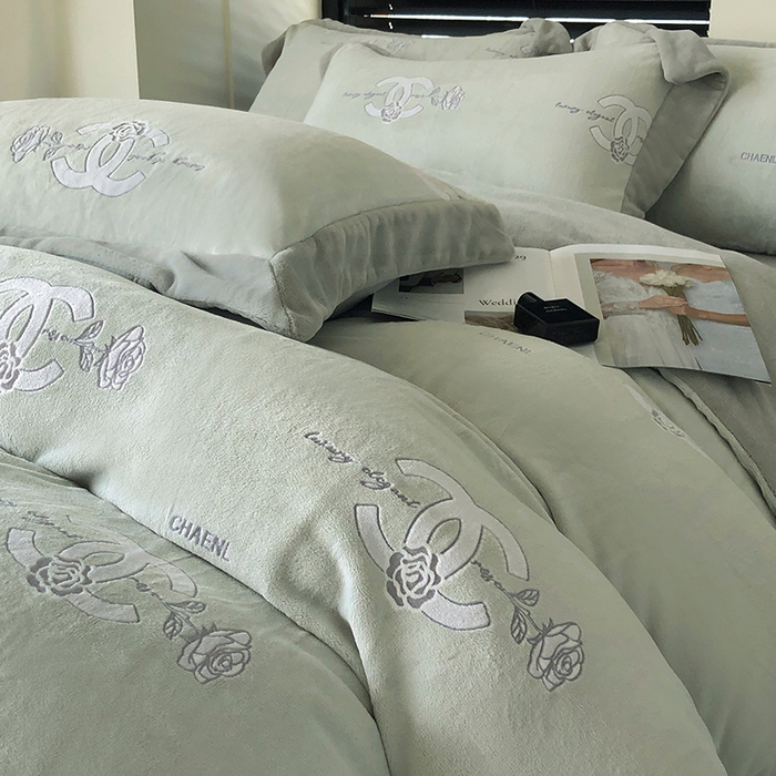 91家纺网 家纺一手货源 找家纺 榻尚家居 2023秋冬新款高克重牛奶绒四件套--闻香系列 闻香 莫兰迪绿