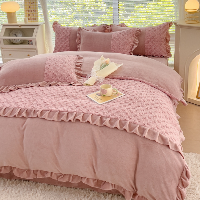 91家纺网 家纺一手货源 找家纺 金米诺 2024新款加厚保暖韩式双层花边玫瑰兔绒系列四件套 豆沙