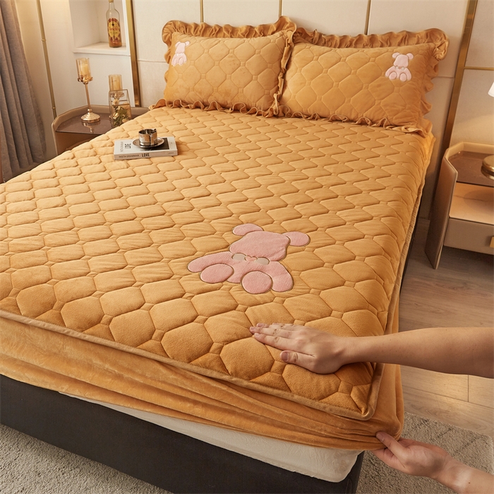 91家纺网 家纺一手货源 找家纺 屹成 2024新款亲肤水晶绒夹棉单床笠-小熊款 金驼