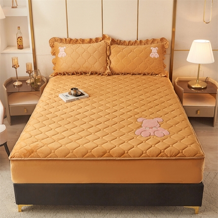 91家纺网 家纺一手货源 找家纺 屹成 2024新款亲肤水晶绒夹棉单床笠-小熊款 金驼