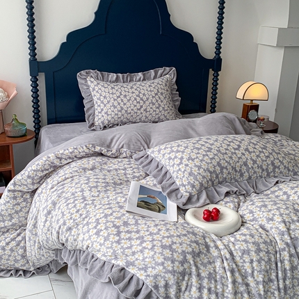 91家纺网 家纺一手货源 找家纺 春光里-2023新款高克重花边款直播热卖牛奶绒四件套 小雏菊-灰