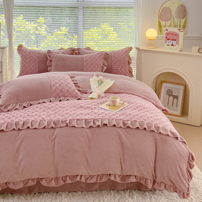 91家纺网 家纺一手货源 找家纺 金米诺 2024新款加厚保暖韩式双层花边玫瑰兔绒系列四件套 豆沙