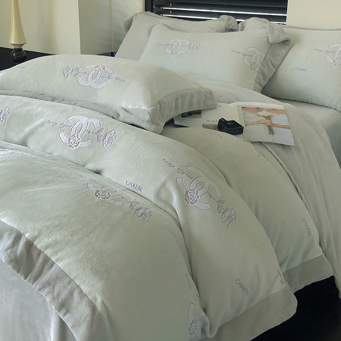 91家纺网 家纺一手货源 找家纺 榻尚家居 2023秋冬新款高克重牛奶绒四件套--闻香系列 闻香 莫兰迪绿