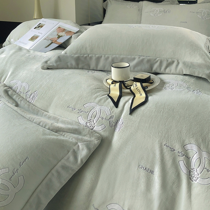 91家纺网 家纺一手货源 找家纺 榻尚家居 2023秋冬新款高克重牛奶绒四件套--闻香系列 闻香 莫兰迪绿