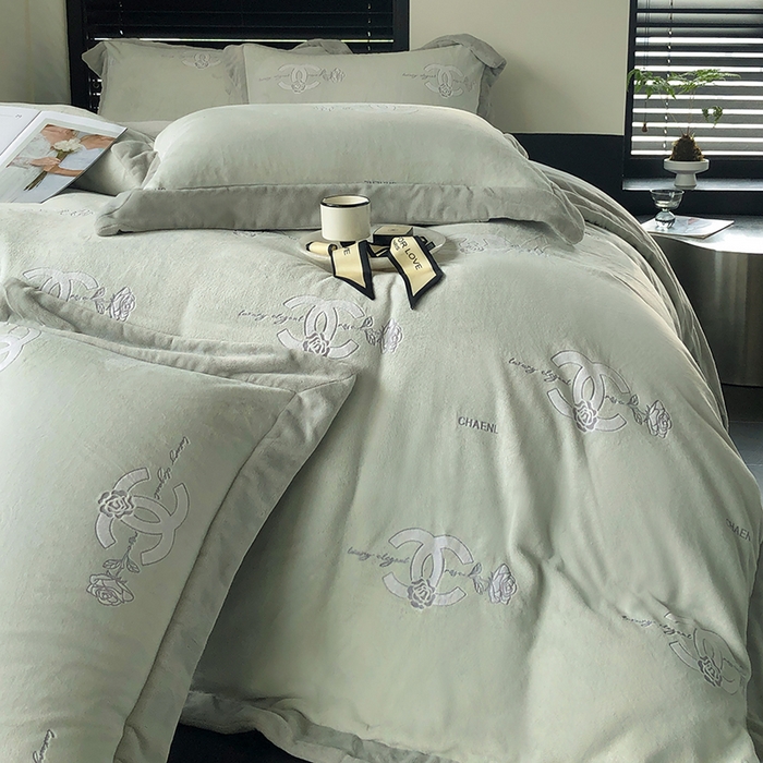 91家纺网 家纺一手货源 找家纺 榻尚家居 2023秋冬新款高克重牛奶绒四件套--闻香系列 闻香 莫兰迪绿