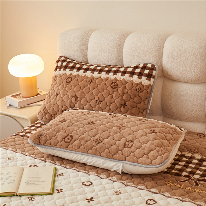 91家纺网 家纺一手货源 找家纺 喜居 2023新款a类印花牛奶绒抗菌夹棉床笠床护垫 蝴蝶结