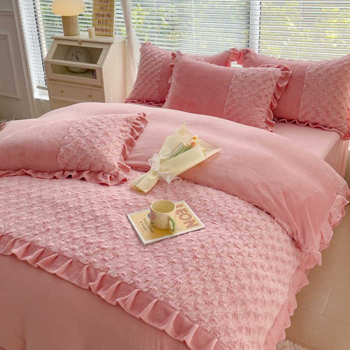 91家纺网 家纺一手货源 找家纺 金米诺 2024新款加厚保暖韩式双层花边玫瑰兔绒系列四件套 粉玉