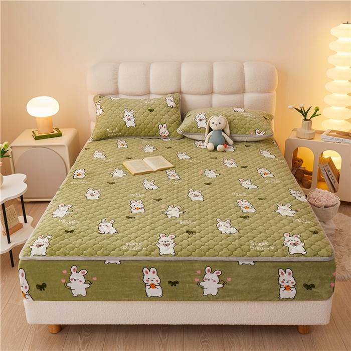 91家纺网 家纺一手货源 找家纺 喜居 2023新款a类印花牛奶绒抗菌夹棉床笠床护垫 甜蜜小兔