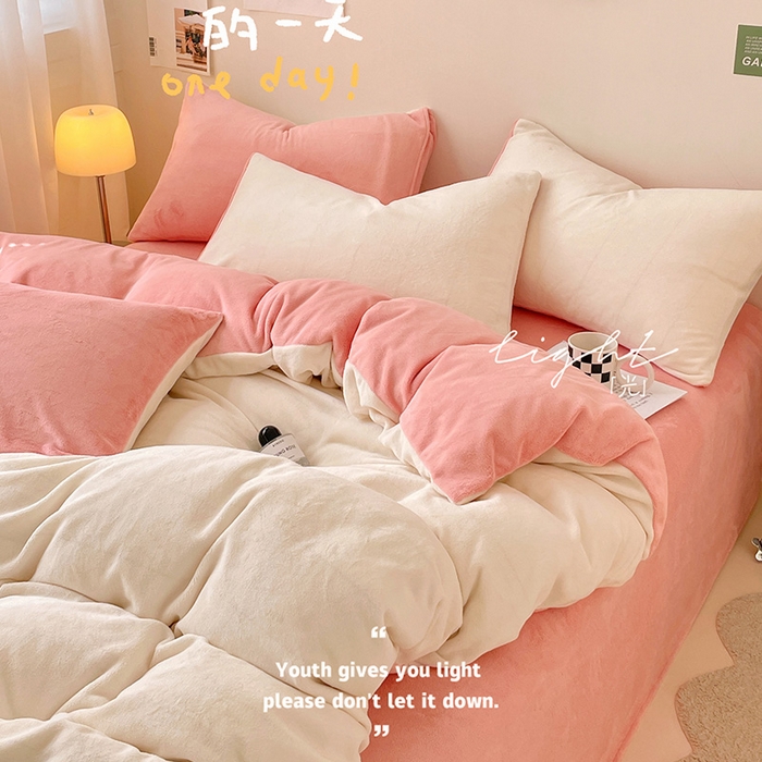 91家纺网 家纺一手货源 找家纺 眠帛家居 2023新款加厚牛奶绒双拼四件套 奶白-奶油粉