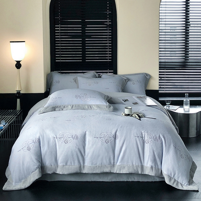 91家纺网 家纺一手货源 找家纺 榻尚家居 2023秋冬新款高克重牛奶绒四件套--闻香系列 闻香 晴山蓝