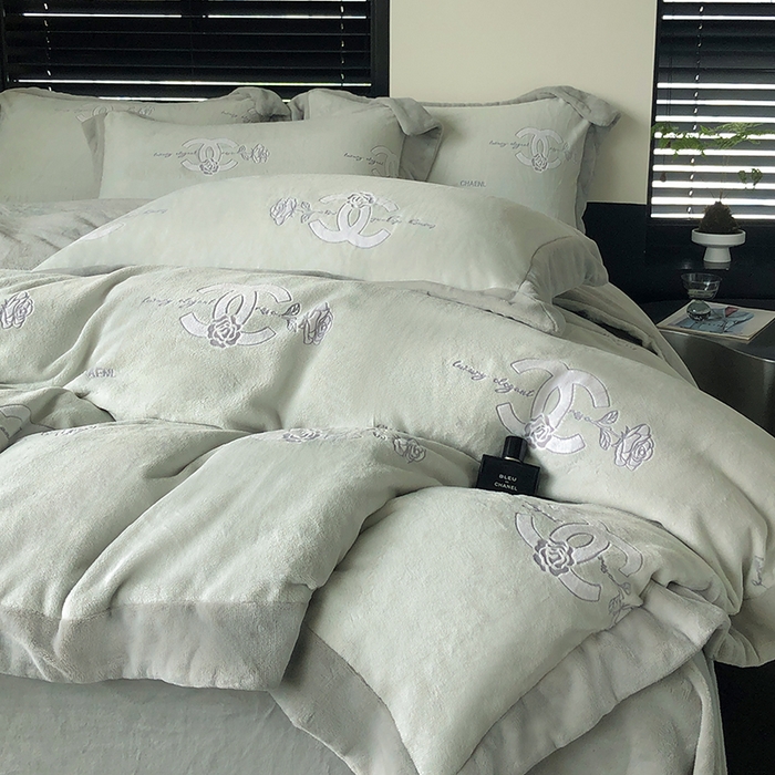 91家纺网 家纺一手货源 找家纺 榻尚家居 2023秋冬新款高克重牛奶绒四件套--闻香系列 闻香 莫兰迪绿