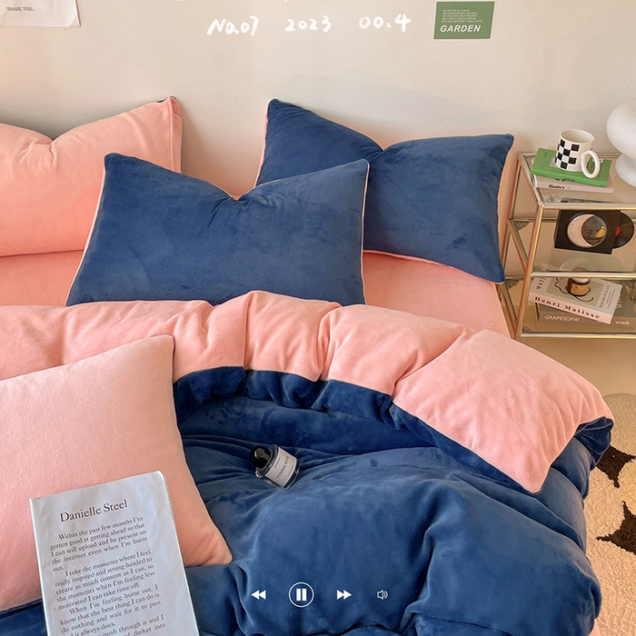 91家纺网 家纺一手货源 找家纺 眠帛家居 2023新款加厚牛奶绒双拼四件套 宾利蓝-奶油粉