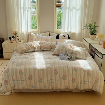 91家纺网 家纺一手货源 找家纺 三朵家纺 2023新款高克重雪花绒绒混搭系列四件套 蝴蝶结草莓