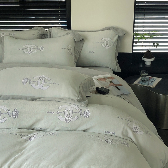 91家纺网 家纺一手货源 找家纺 榻尚家居 2023秋冬新款高克重牛奶绒四件套--闻香系列 闻香 莫兰迪绿