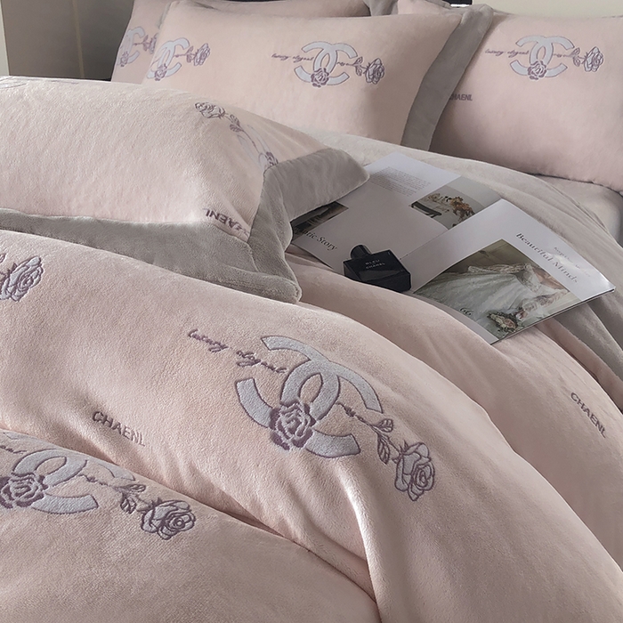 91家纺网 家纺一手货源 找家纺 榻尚家居 2023秋冬新款高克重牛奶绒四件套--闻香系列 闻香 微醺粉