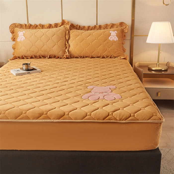 91家纺网 家纺一手货源 找家纺 屹成 2024新款亲肤水晶绒夹棉单床笠-小熊款 金驼