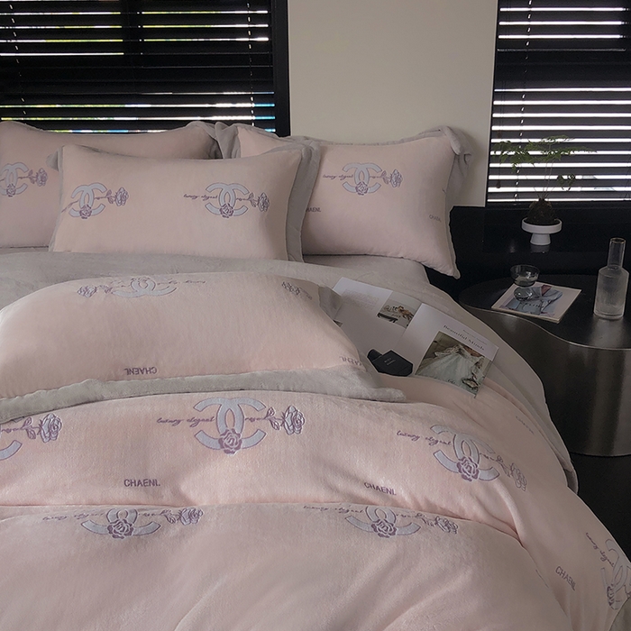 91家纺网 家纺一手货源 找家纺 榻尚家居 2023秋冬新款高克重牛奶绒四件套--闻香系列 闻香 微醺粉