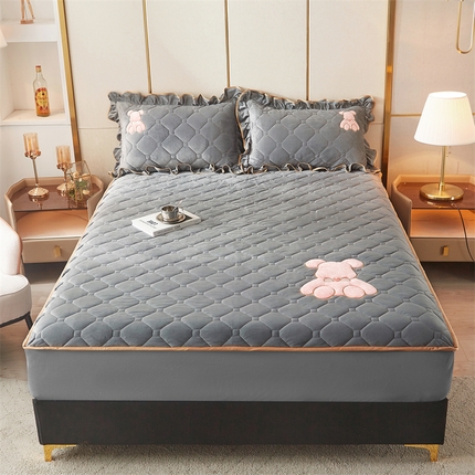 91家纺网 家纺一手货源 找家纺 屹成 2024新款亲肤水晶绒夹棉单床笠-小熊款 银灰