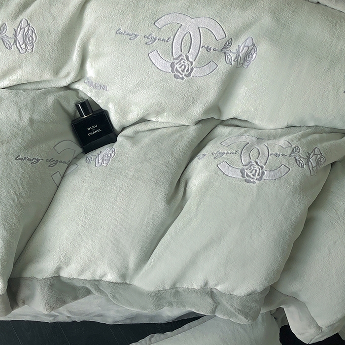 91家纺网 家纺一手货源 找家纺 榻尚家居 2023秋冬新款高克重牛奶绒四件套--闻香系列 闻香 莫兰迪绿