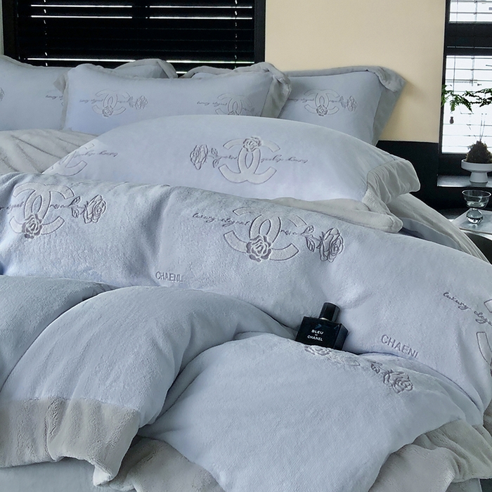 91家纺网 家纺一手货源 找家纺 榻尚家居 2023秋冬新款高克重牛奶绒四件套--闻香系列 闻香 晴山蓝