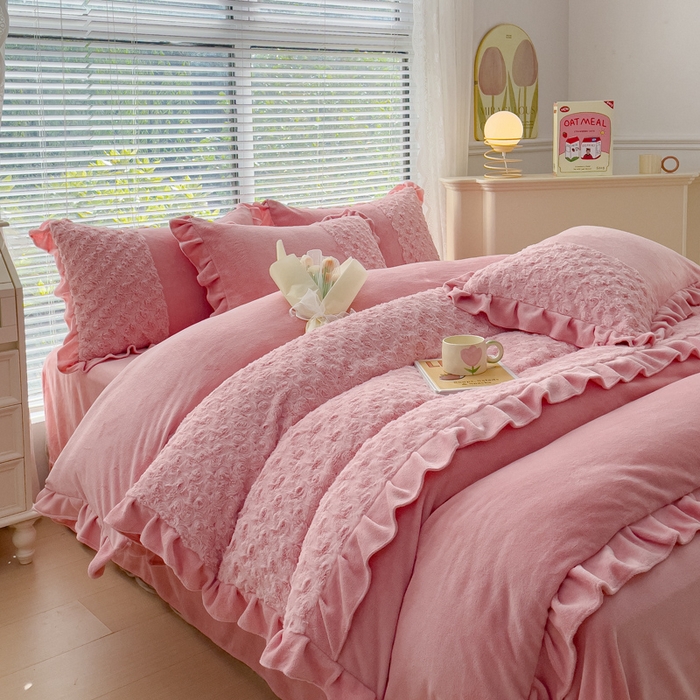 91家纺网 家纺一手货源 找家纺 金米诺 2024新款加厚保暖韩式双层花边玫瑰兔绒系列四件套 粉玉