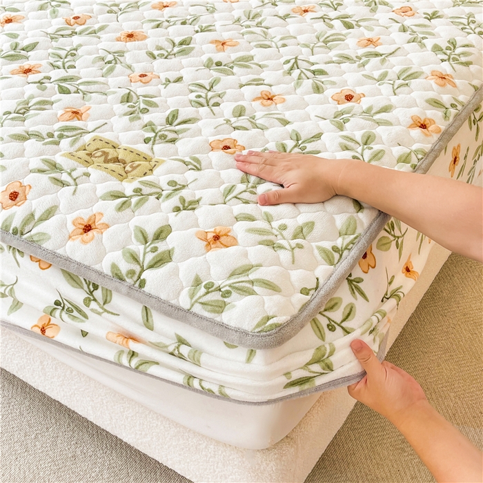 91家纺网 家纺一手货源 找家纺 喜居 2023新款a类印花牛奶绒抗菌夹棉床笠床护垫 森系小花