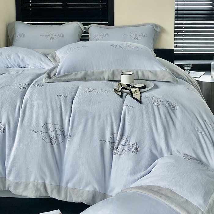 91家纺网 家纺一手货源 找家纺 榻尚家居 2023秋冬新款高克重牛奶绒四件套--闻香系列 闻香 晴山蓝