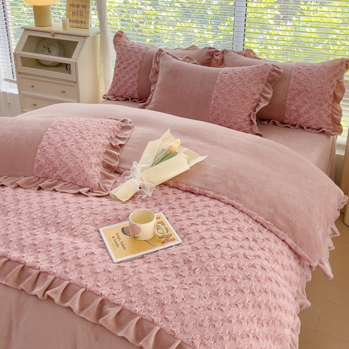 91家纺网 家纺一手货源 找家纺 金米诺 2024新款加厚保暖韩式双层花边玫瑰兔绒系列四件套 豆沙