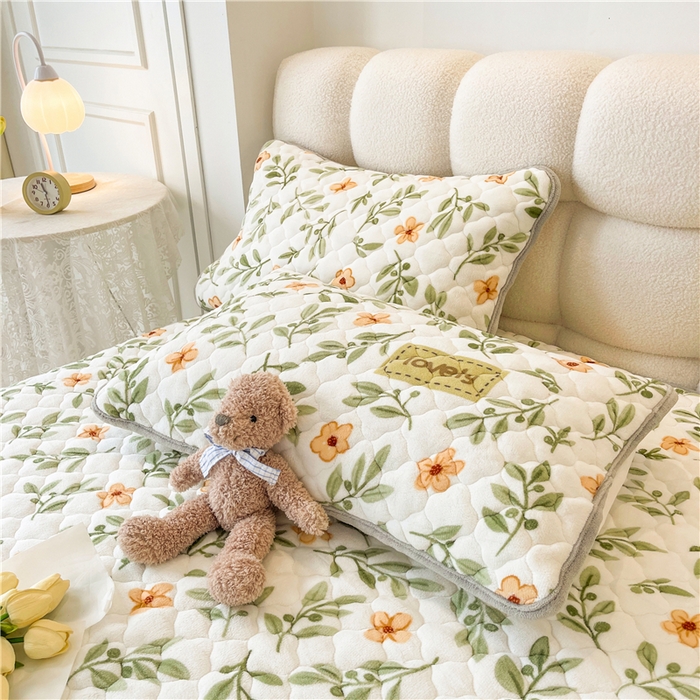 91家纺网 家纺一手货源 找家纺 喜居 2023新款a类印花牛奶绒抗菌夹棉床笠床护垫 森系小花