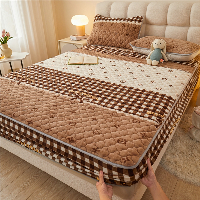 91家纺网 家纺一手货源 找家纺 喜居 2023新款a类印花牛奶绒抗菌夹棉床笠床护垫 蝴蝶结