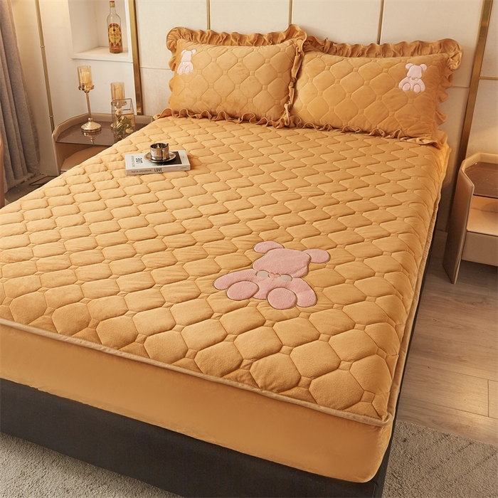 91家纺网 家纺一手货源 找家纺 屹成 2024新款亲肤水晶绒夹棉单床笠-小熊款 金驼