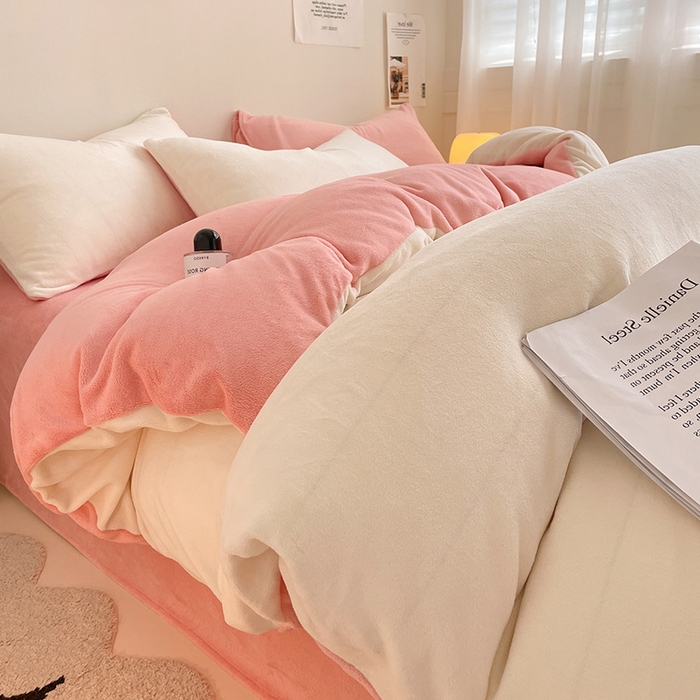 91家纺网 家纺一手货源 找家纺 眠帛家居 2023新款加厚牛奶绒双拼四件套 奶白-奶油粉