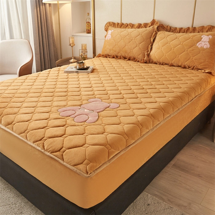 91家纺网 家纺一手货源 找家纺 屹成 2024新款亲肤水晶绒夹棉单床笠-小熊款 金驼